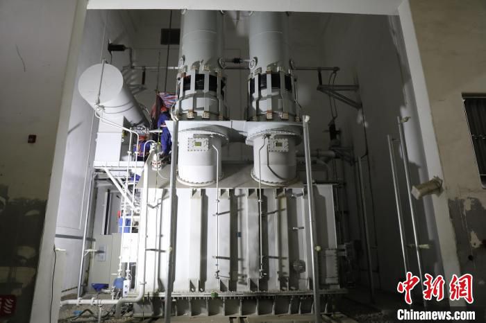 图为白鹤滩水电站左岸8号机组主变压器安装完成。　程旭 摄