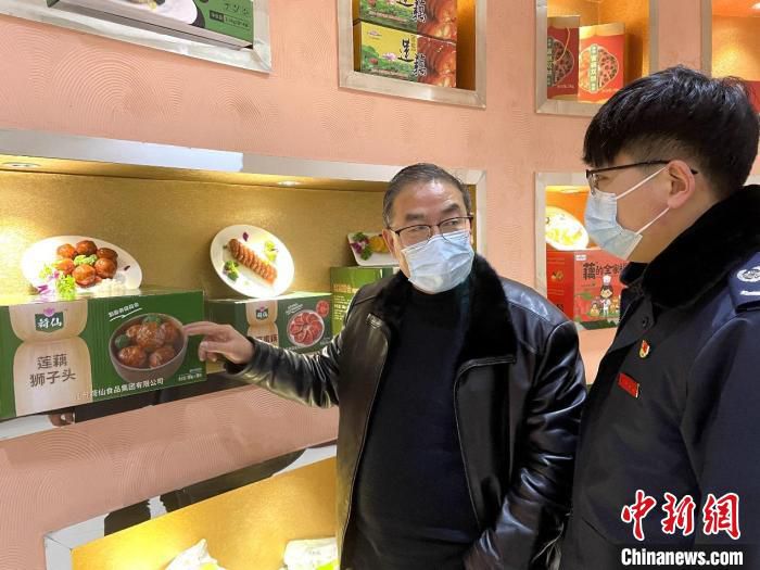 税务人员在农业生产企业调研生产经营情况，了解市场销售形势。　鲁邦清 摄