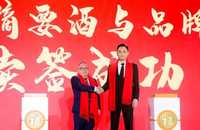 　　贵州摘要酒与刘烨举行续签仪式