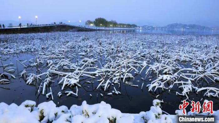 杭州西湖的断桥残雪。　马立群 摄