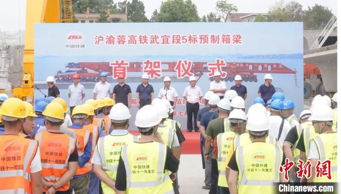 图为，首榀箱梁建设现场 赵越 摄
