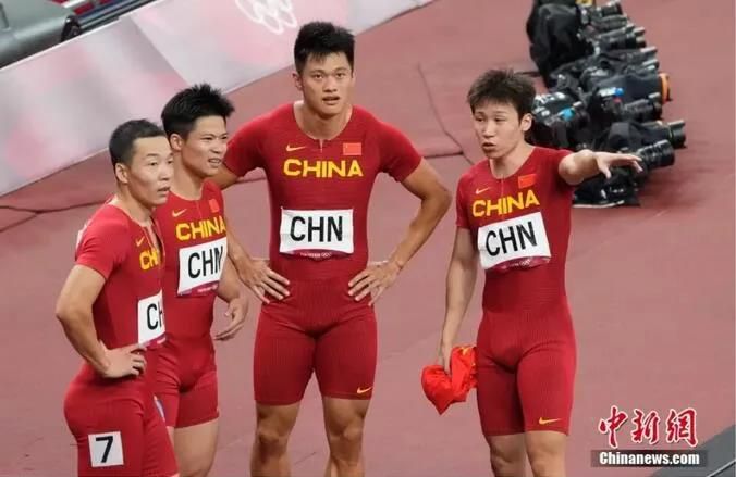 在东京奥运会男子4X100米接力决赛中，由汤星强(右)、谢震业(右二)、苏炳添(左二)和吴智强(左)组成的中国队以37秒79的成绩，获得第四名。中新社记者 杜洋 摄