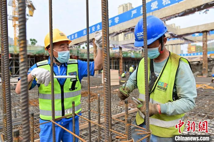 工作中的代永林 刘康 摄