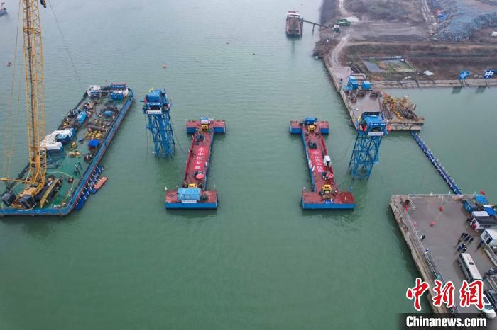 图为襄阳市东西轴线鱼梁洲过江隧道沉管施工现场 许豹 摄