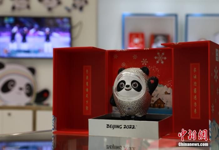 钻石版“冰墩墩”样品亮相河南郑州冬奥特许零售店，进行为期三天的展示。据了解，钻石版“冰墩墩”高约16cm，底座直径约10cm。全身镶钻2700余颗，限量发行2022个。中新社记者 阚力 摄