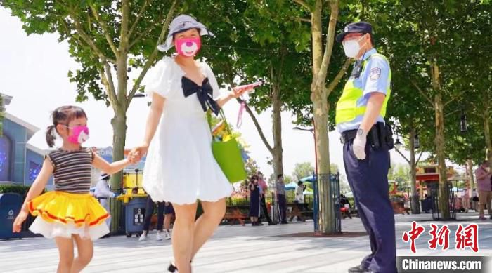 位于上海国际旅游度假区的迪士尼小镇和迪士尼乐园酒店于6月16日起重新对外开放。　上海浦东警方供图