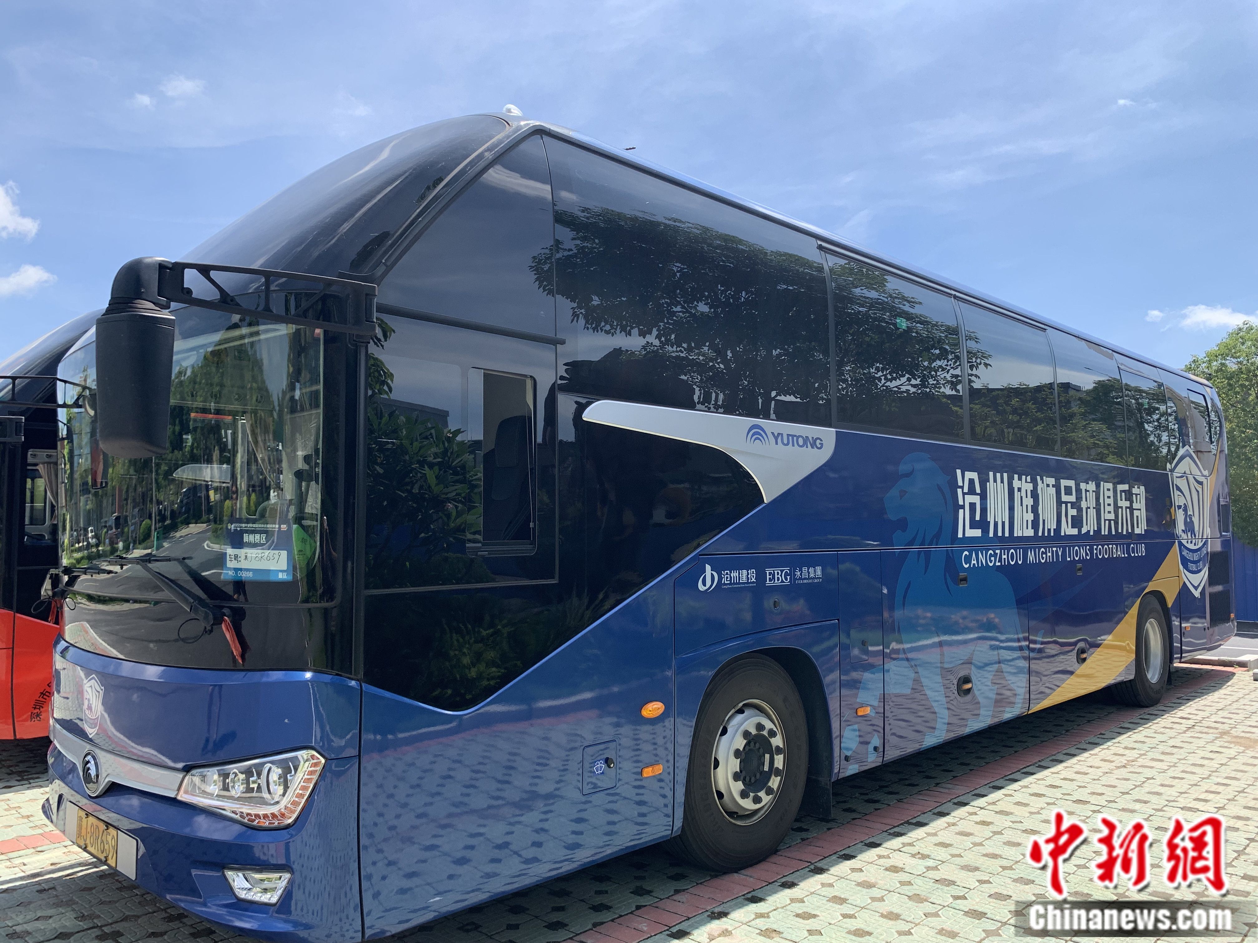 沧州雄狮队大巴车。中新网记者 卞立群 摄