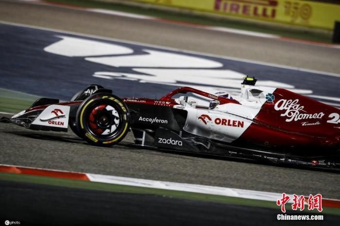 当地时间3月20日，巴林萨基尔，2022年F1巴林大奖赛正赛，F1首位参加正赛的中国车手周冠宇代表阿尔法·罗密欧车队出战，最终位列第10，在个人F1生涯首战便拿到1个积分。图片来源：ICphoto