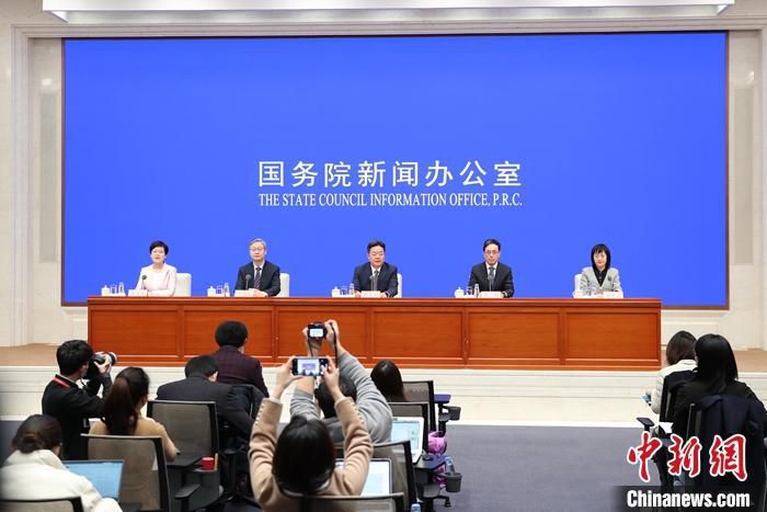 1月12日，国务院新闻办公室在北京举行新闻发布会，请国家知识产权局副局长兼办公室主任、新闻发言人胡文辉，战略规划司司长葛树，知识产权保护司司长张志成，知识产权运用促进司司长雷筱云介绍2021年知识产权相关工作统计数据，并答记者问。 中新社记者 蒋启明 摄