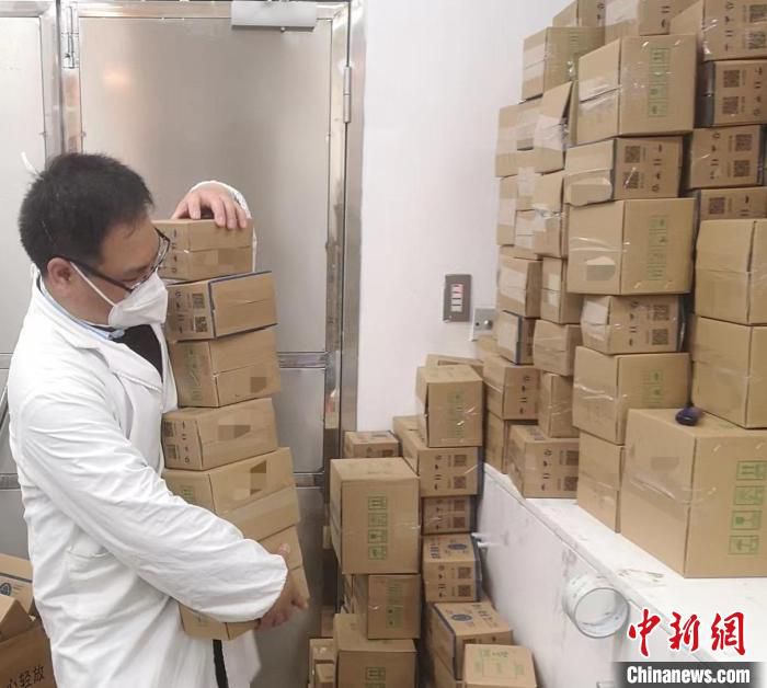 医院开通浦东、浦西线下临时自提专用窗口，患者可以通过社区志愿者和防范区亲属代提等途径快速获得药品。　仁济医院供图