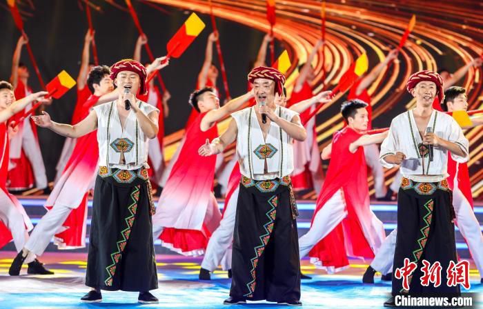 第三届荆楚乡村文化旅游节开幕式上的文艺演出 陈明 摄