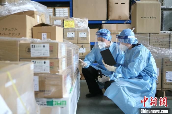 图为北京海关关员对进口食品进行查验，确保通关“零延时”。　马颐琳 摄