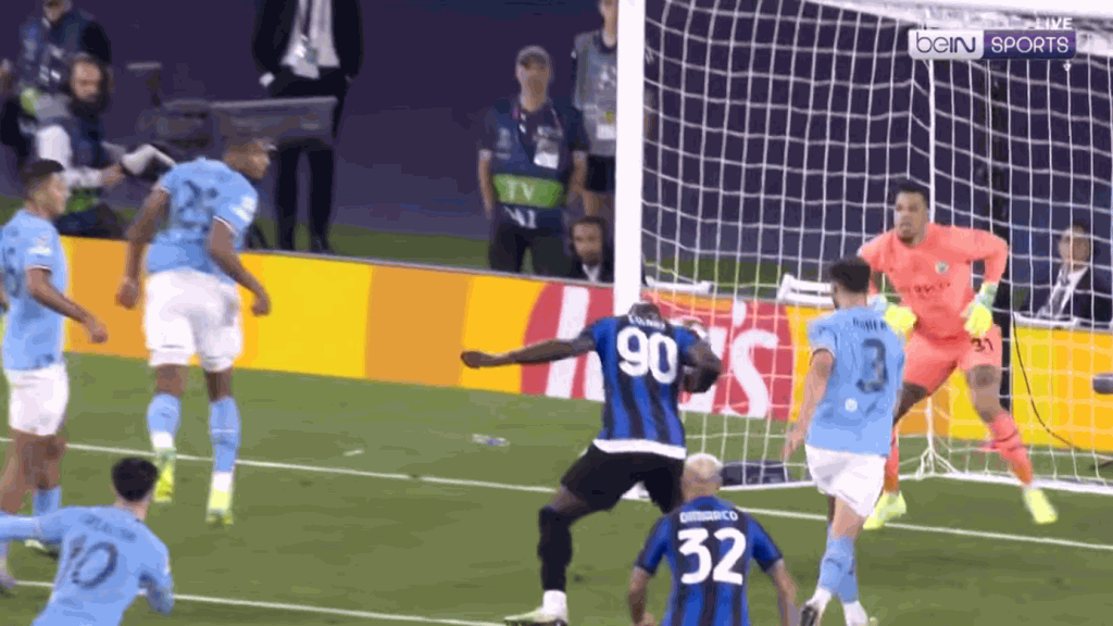 盧卡古在無人看管下，在6碼點頂中曼城門將艾達臣。網上圖片BEIN SPORT