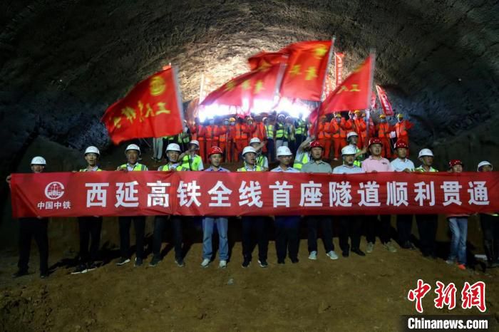 图为施工现场。　张伟 摄