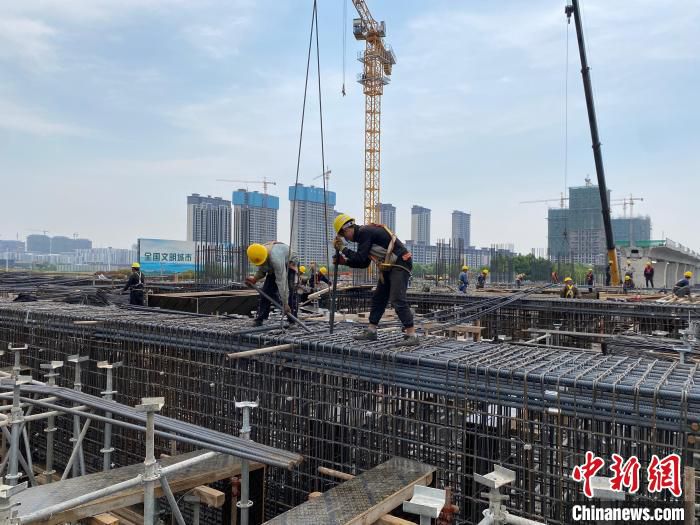工人在项目区进行作业 许无疾 摄