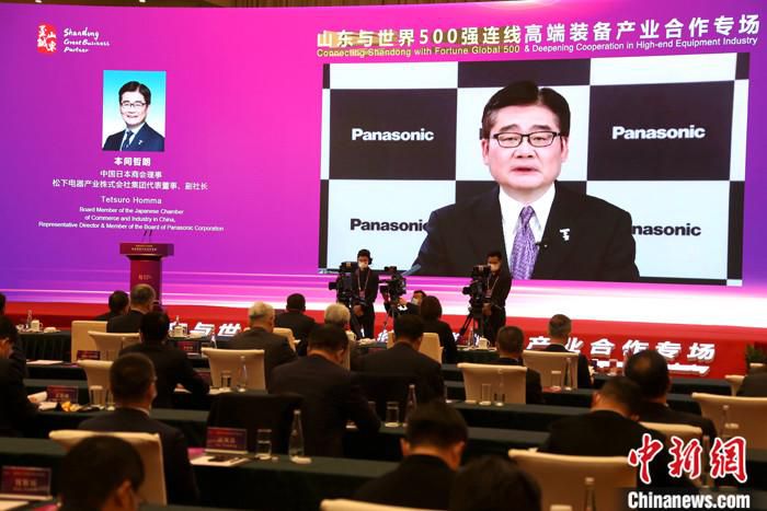 2月11日，“山东与世界500强连线”高端装备产业合作专场在济南举行。图为中国日本商会理事，松下电器产业株式会社集团代表董事、副社长本间哲朗视频连线。 中新社记者 沙见龙 摄