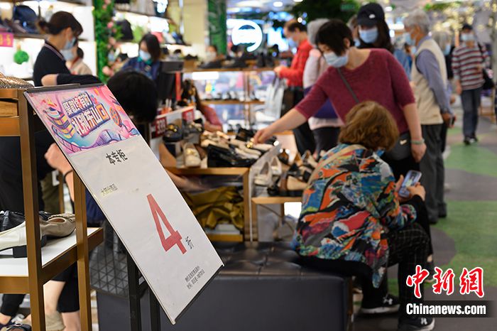 图为10月26日，广州王府井部分商品促销打折，吸引顾客“扫货”。 中新社记者 陈楚红 摄