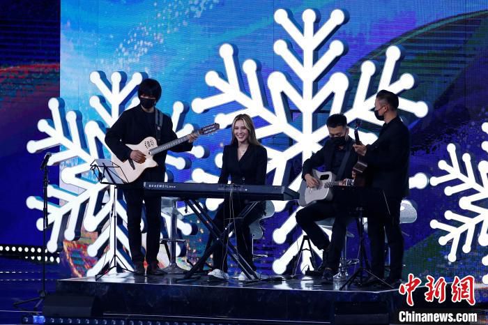 谷爱凌在现场以弹奏钢琴的方式开场，带来一场围绕青春主题的演讲 中新社记者富田 摄