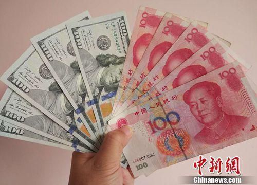 人民币和美元资料图。中新网记者 李金磊 摄
