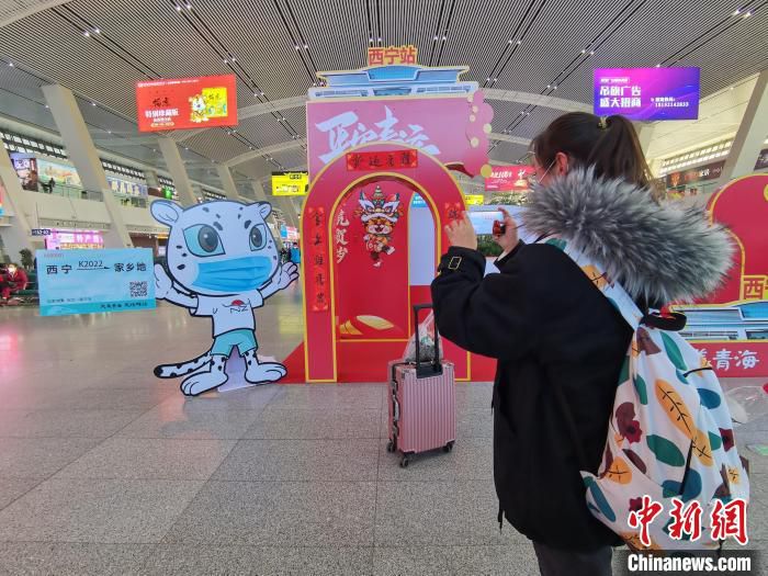 图为旅客拍照留念。　祁增蓓 摄
