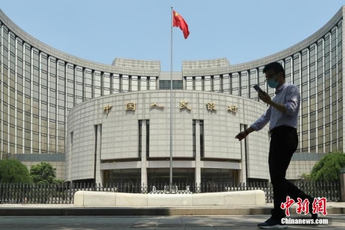 图为市民经过位于北京的中国人民银行。 中新社记者 蒋启明 摄