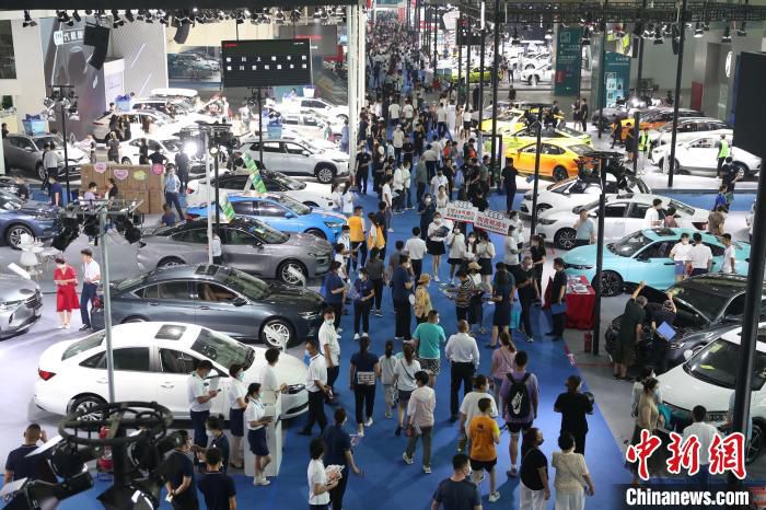 市民正在逛车展。　于晶 摄