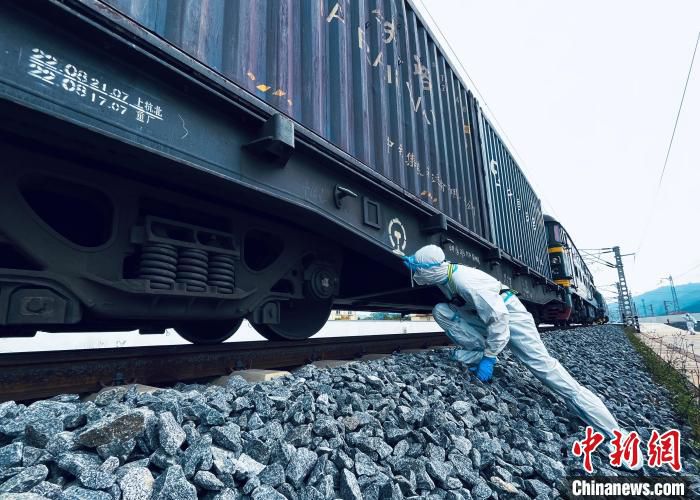 图为民警对列车进行查验。　磨憨边检站供图