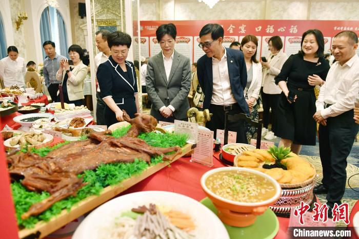 活动现场，手打扁肉、拌面、芋饺等特色小吃琳琅满目。　福建省文化和旅游厅供图