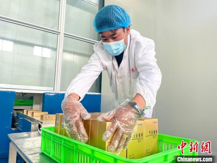 图为本土品牌“阿米雪”生产的咖啡。　祁绣娟 摄