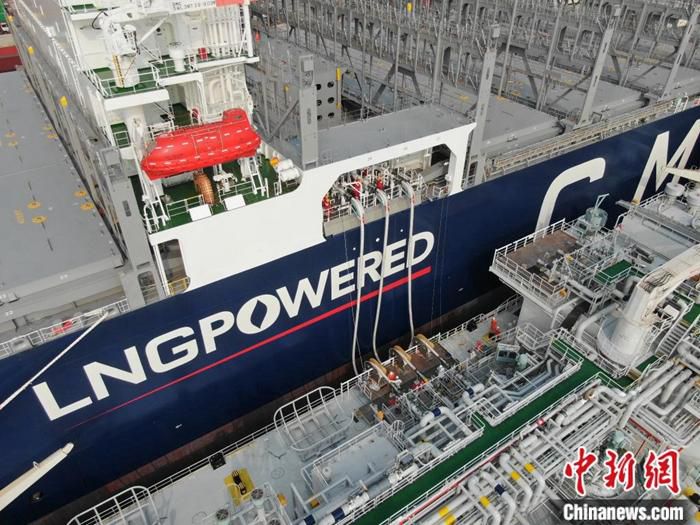 中国港口首次实现LNG“船到船”同步加注作业 上港集团供图
