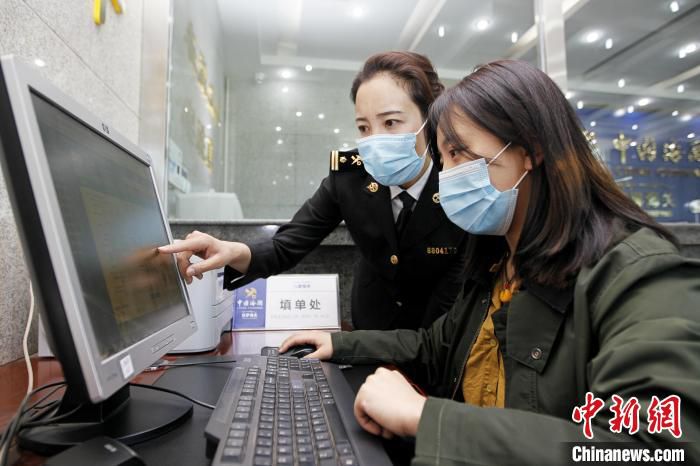图为拉萨海关工作人员现场指导企业办理RCEP原产地证明书。　拉萨海关供图