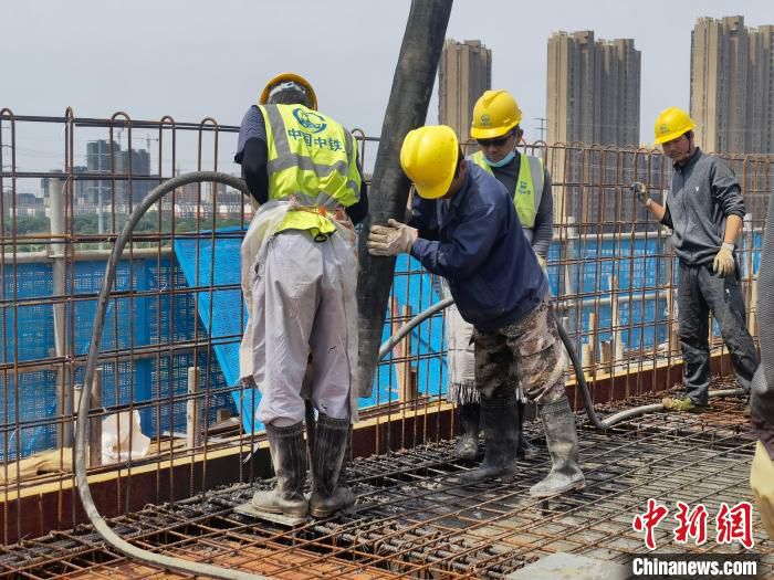 建设人员正在施工。　许谦 摄