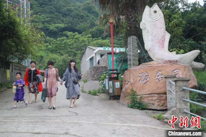 游客到访传奇庄园。　陈炳群 摄