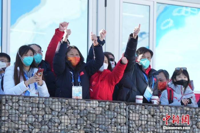 北京冬奥会自由式滑雪女子大跳台决赛，谷爱凌母亲(前排左二)场边观赛。中新社记者 毛建军 摄