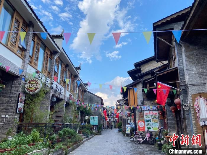 图为桂林市阳朔县兴坪古镇步行街。　林洁琪 摄