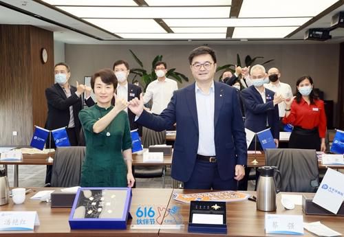 中国太保寿险董事长潘艳红(前排左一)、总经理蔡强(前排右一)等，在上海主会场视频参会留念
