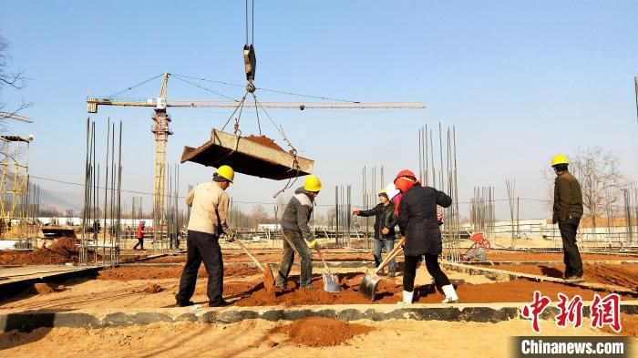 资料图：某建筑工地，农民工们正在干活。 孙睿 摄