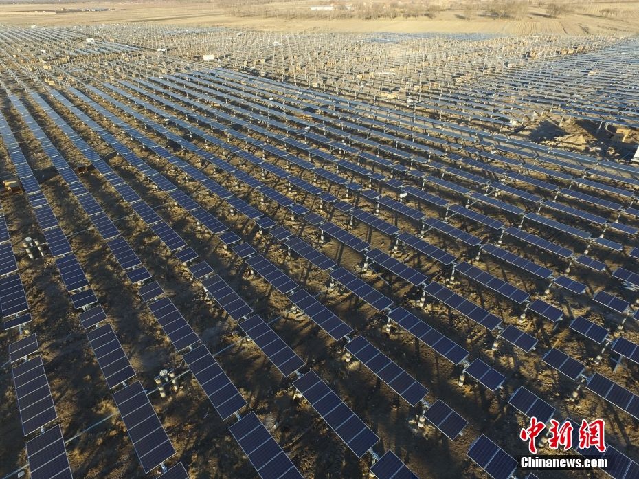 资料图为位于张家口坝上地区的光伏发电项目。 中新社发 张家口市能源局 供图