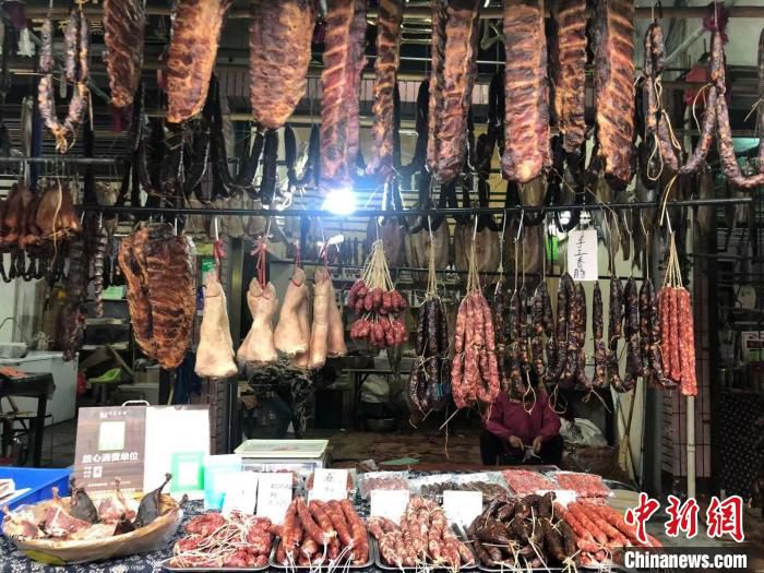 店铺内卖各式各样的酱货 方堃 摄