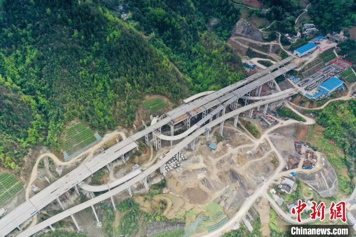 图为如火如荼的城开高速建设现场。　重庆高速工程顾问有限公司供图