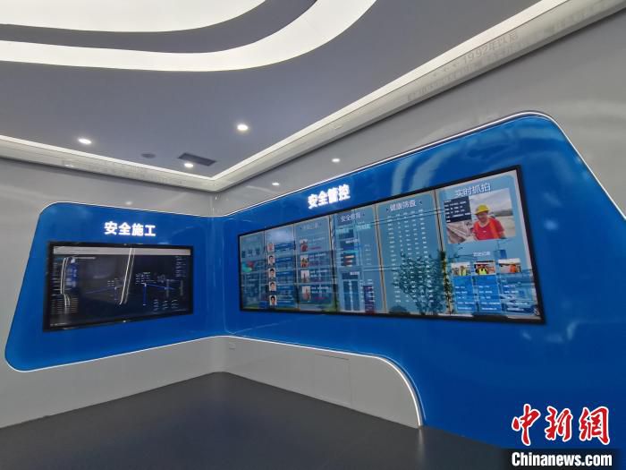 图为智慧工地的安全管控系统。　张旭 摄