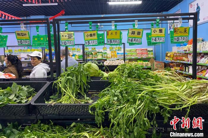 菜篮子平价菜店内，海南人过年必备菜之一的水芹，每斤3.9元。　凌楠 摄