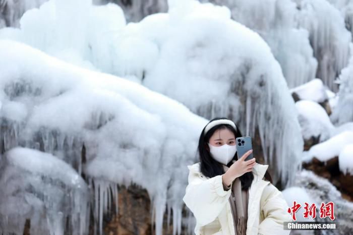 2022年1月3日，元旦假期，河南省北部的世界地质公园云台山内冰瀑冰挂景观吸引游人。 中新社发 石光明 摄 图片来源：CNSPHOTO