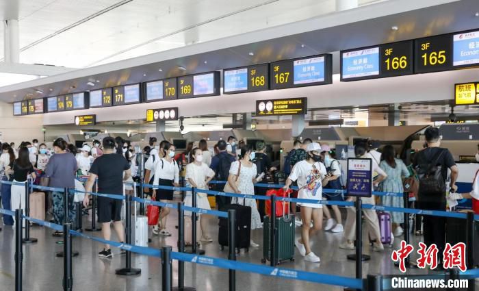 图为旅客正在重庆江北国际机场办理值机。　重庆江北国际机场供图