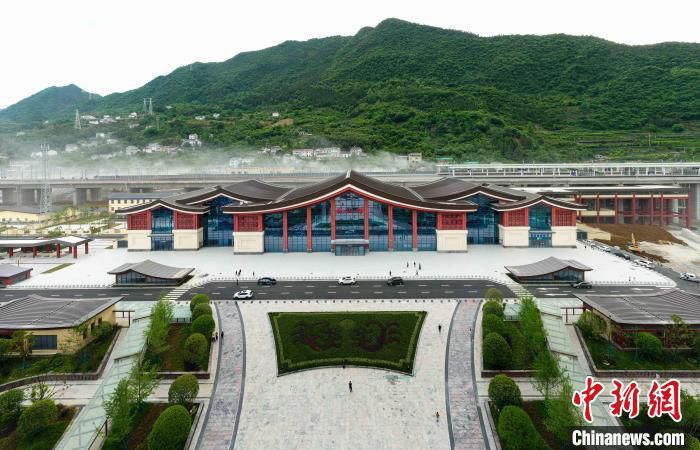 图为，郑渝高铁兴山站 王媛菲 摄