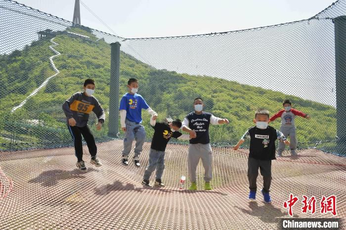 图为孩子们在蓟州溶洞景区玩耍。　通讯员 王金一 摄 摄