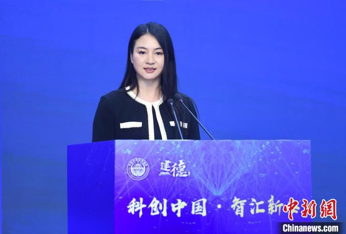 中国新闻社浙江分社党委书记、总编辑柴燕菲现场点评。　王刚 摄