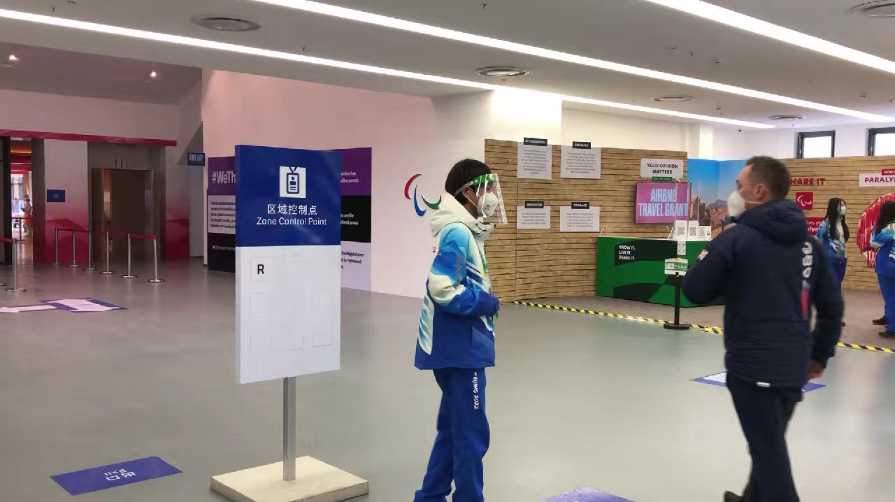 图为付成功在工作中。受访者供图