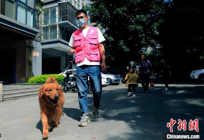 陈聪正在遛“奥巴”。　王磊 摄
