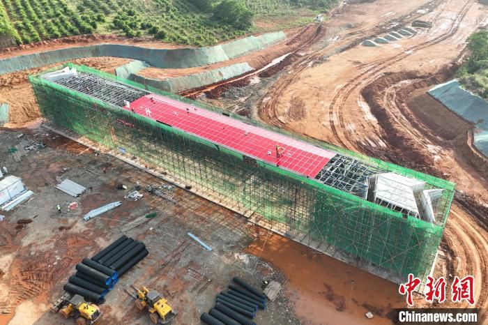 图为在中国(南昌)现代职教城职教大道项目钢结构门头正在建设中。　卢建建 　摄